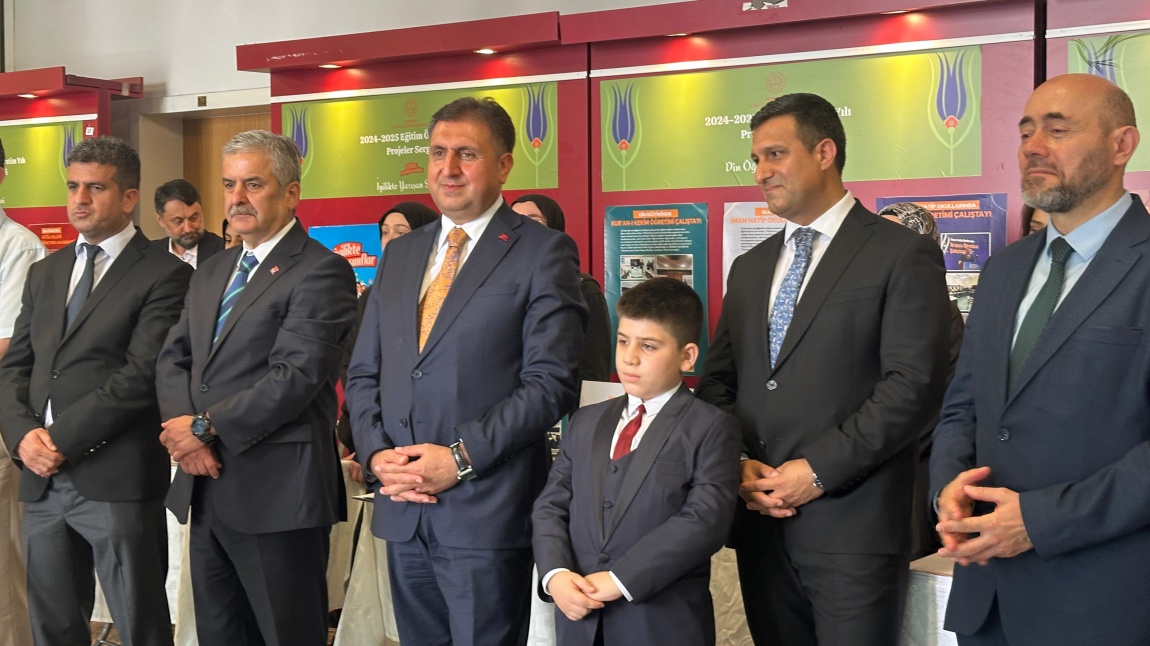 2024 -2025 Eğitim Öğretim Yılı İstanbul İl Milli Eğitim Müdürlüğü Projeler Sergisinde Beyoğlu Mustafa Kandıralı Güzel Sanatlar Lisesi Öğrencileri Öğretmenleri Göksel Yiğit ile 